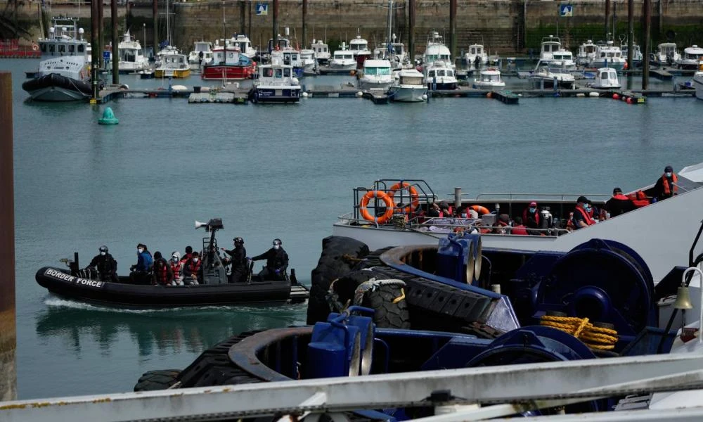 Βρετανία: «Καμπανάκι» για τους αιτούντες άσυλο – «Στεγάζονται σε απάνθρωπες συνθήκες»